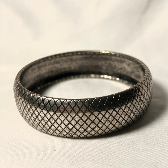 Vintage Silver Toned Lattice patterned thick regal bangle bracelet - Picture 1 of 3